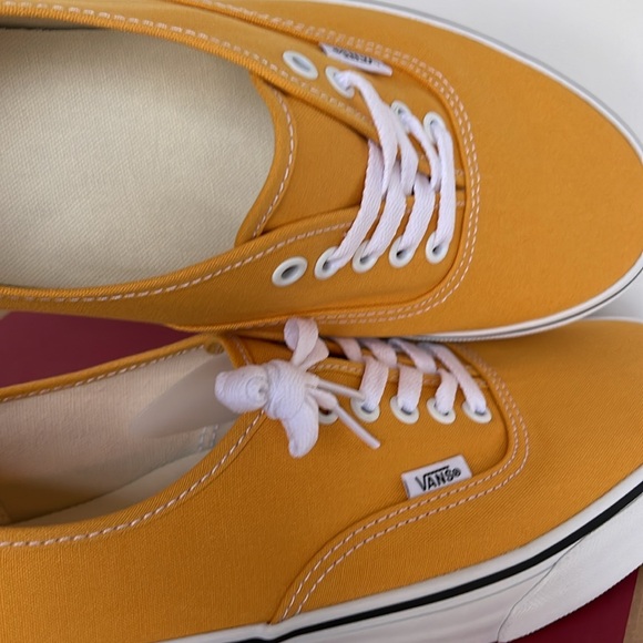 Vans Men’s Authentic Color Theory Golden Glow
VN000BW5LSV
Sneakers - Picture 14 of 16